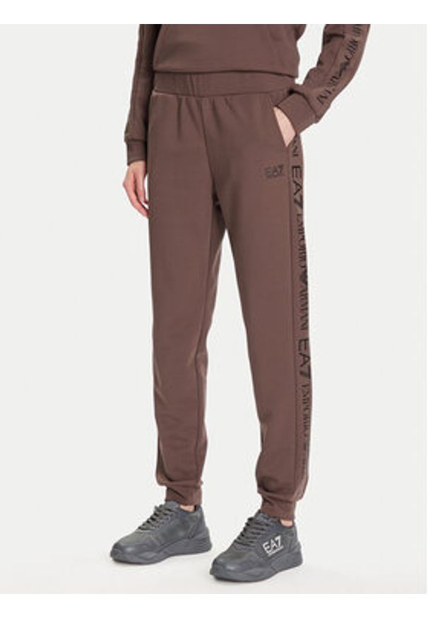 EA7 Emporio Armani Dres 7W000789 AF18880 U6063 Brązowy Regular Fit. Kolor: brązowy. Materiał: syntetyk