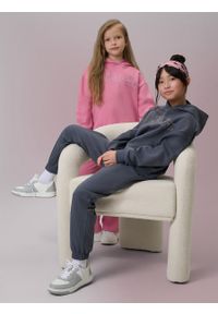 4f - 4F Bluza dresowa loose z kapturem dziewczęca - szara 122/128 (6-8 lat). Okazja: na co dzień. Typ kołnierza: kaptur. Kolor: szary. Materiał: dresówka. Wzór: aplikacja. Sezon: lato. Styl: klasyczny, casual #1