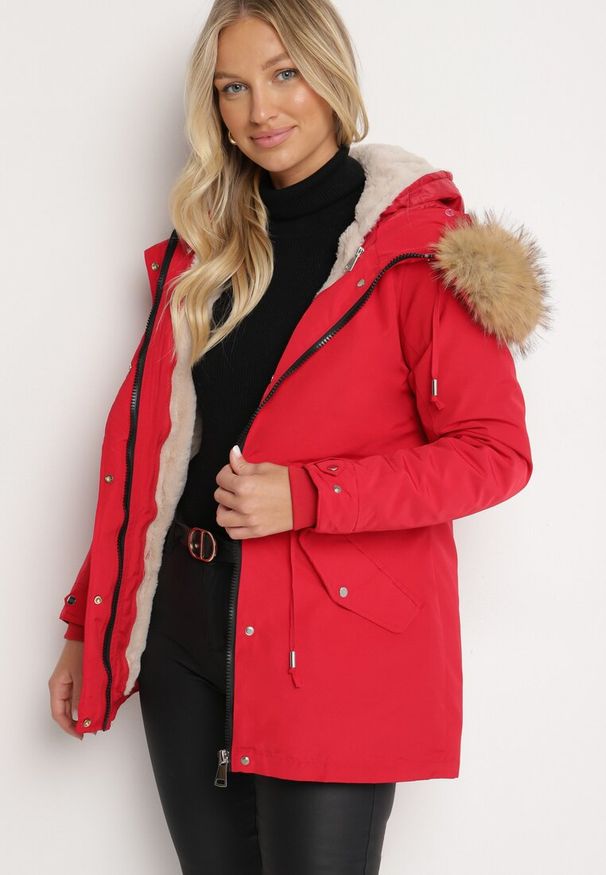 Born2be - Czerwona Zimowa Kurtka Parka z Odpinanym Futerkowym Zdobieniem i Kapturem Sialinnea. Okazja: na spacer, na co dzień. Kolor: czerwony. Materiał: dzianina, futro, jeans. Wzór: aplikacja. Sezon: zima. Styl: elegancki, casual