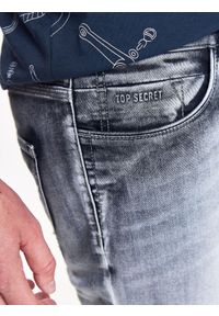 TOP SECRET - Spodnie męskie jeansowe o dopasowanym kroju z przetarciami. Okazja: na co dzień. Kolor: szary. Materiał: jeans. Sezon: zima, jesień. Styl: casual #6