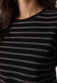 Born2be - Czarny Bawełniany T-shirt w Poziome Paski Rive. Okazja: do pracy, na co dzień. Kolor: czarny. Materiał: bawełna. Długość: krótkie. Wzór: paski. Styl: klasyczny, casual #4