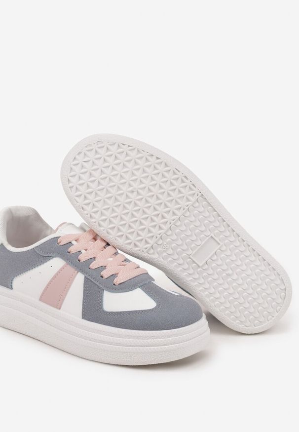 Renee - Niebiesko-Białe Sneakersy na Platformie Ozdobione Paskami ze Sznurowaniem Bormi. Okazja: na co dzień. Zapięcie: pasek. Kolor: niebieski. Materiał: jeans, skóra. Wzór: aplikacja. Obcas: na platformie
