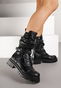 Renee - Czarne Rockowe Botki Workery Zdobione Nitami i Sprzączkami Zarumia. Okazja: na imprezę, na co dzień. Zapięcie: sprzączka. Kolor: czarny. Materiał: jeans, skóra. Wzór: aplikacja. Styl: rockowy