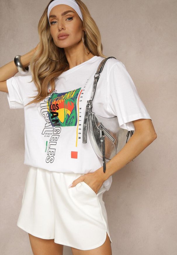 Renee - Biała Koszulka T-shirt z Bawełny Zdobiona Oryginalnym Nadrukiem Savindrae. Okazja: na co dzień. Kolor: biały. Materiał: bawełna. Wzór: aplikacja, nadruk. Styl: klasyczny, elegancki, casual