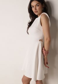 Born2be - Biała Elegancka Sukienka Bez Rękawów Zdobiona Przypinkami w Talii Rhaegina. Okazja: na co dzień. Kolor: biały. Długość rękawa: bez rękawów. Wzór: aplikacja. Typ sukienki: rozkloszowane, proste. Styl: elegancki #6
