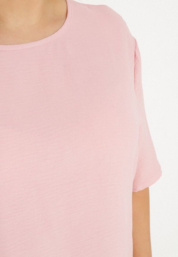 Born2be - Różowa Klasyczna Bluzka z Krótkim Rękawem Nilbia. Okazja: na co dzień, na spotkanie biznesowe, do pracy. Kolekcja: plus size. Kolor: różowy. Materiał: jeans. Długość rękawa: krótki rękaw. Długość: krótkie. Styl: klasyczny