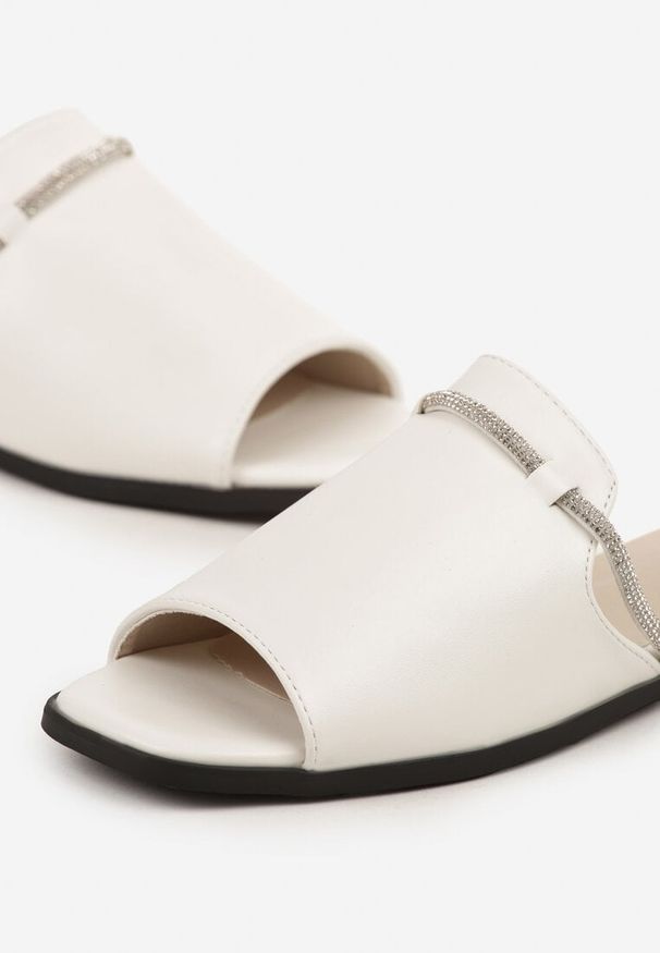 Renee - Białe Klapki Vices z Cyrkoniami Tilindrea. Kolor: biały. Wzór: aplikacja. Styl: elegancki