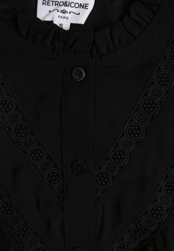 Renee - Czarna Koszula z Falbanami i Koronkowymi Wstawkami Eletoma. Typ kołnierza: kołnierz z falbankami. Kolor: czarny. Materiał: koronka. Wzór: koronka