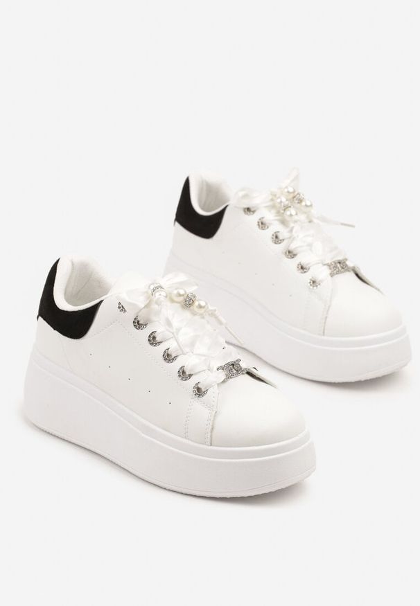Born2be - Biało-Czarne Sneakersy na Grubej Podeszwie z Cyrkoniami Vivanne. Okazja: na co dzień. Kolor: czarny. Materiał: jeans