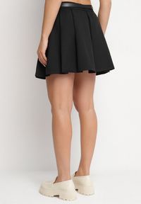 Born2be - Czarna Spódnica Rozkloszowana z Paskiem i Podszewką Imitującą Szorty Rasllia. Okazja: na co dzień. Kolor: czarny. Styl: klasyczny, elegancki, casual #7