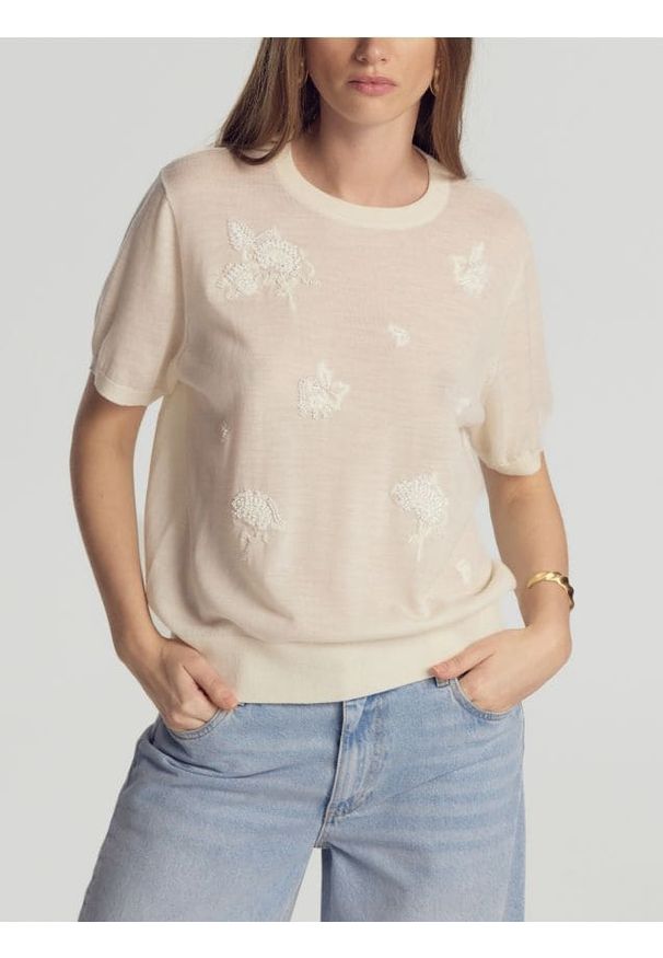 Reserved - Wełniany sweter z aplikacjami - złamana biel. Materiał: wełna. Wzór: aplikacja