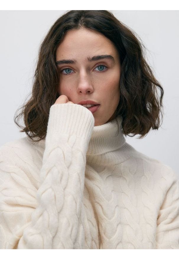 Reserved - Golf z ozdobnym splotem - kremowy. Typ kołnierza: golf. Kolor: kremowy. Materiał: dzianina. Wzór: ze splotem