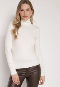 Born2be - Jasnobeżowy Klasyczny Golf z Bawełną Reilisea. Okazja: na co dzień. Typ kołnierza: golf. Kolor: beżowy. Materiał: bawełna. Styl: klasyczny #2