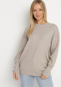Born2be - Beżowy Sweter z Wiskozą Ozdobiony Guzikami na Rękawach Sadvire. Okazja: na co dzień. Kolor: beżowy. Materiał: wiskoza. Wzór: aplikacja. Styl: klasyczny, casual