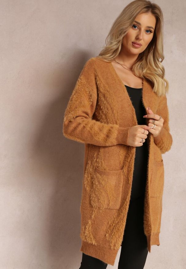 Renee - Ciemnobeżowy Luźny Kardigan Niezapinany z Dłuższym Włosiem Karsta. Kolekcja: plus size. Kolor: brązowy. Materiał: dzianina. Długość: długie