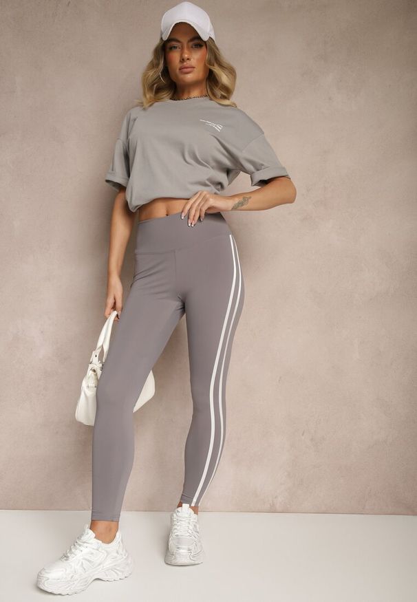 Renee - Szara Koszulka o Fasonie T-shirt z Napisami Na Plecach i na Przodzie Seninora. Okazja: na co dzień. Kolor: szary. Materiał: jeans. Wzór: napisy. Styl: klasyczny, casual