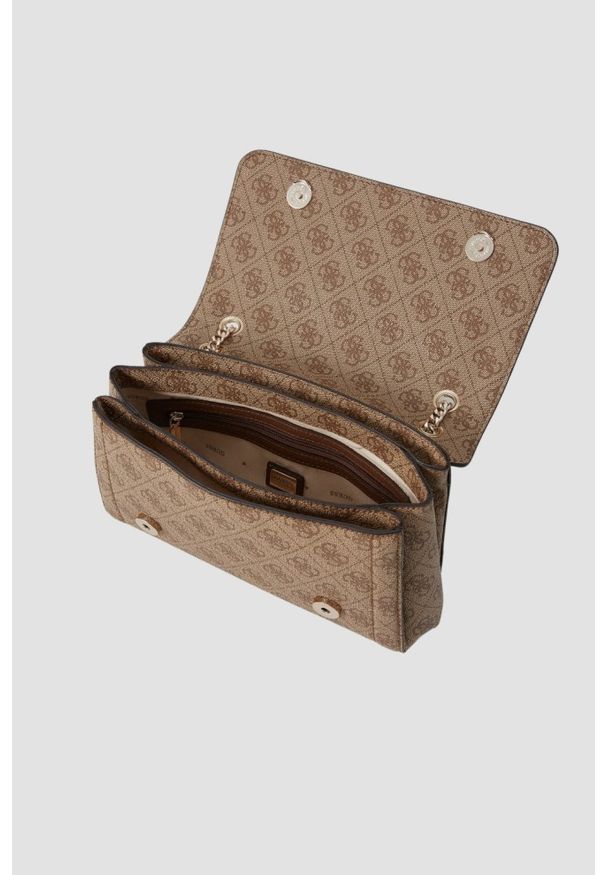 Guess - GUESS Brązowa logowana torebka damska Noelle II. Kolor: brązowy. Materiał: skórzane