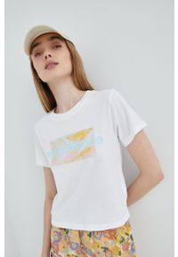 New Balance t-shirt bawełniany WT21555WT kolor biały. Okazja: na co dzień. Kolor: biały. Materiał: bawełna. Długość rękawa: krótki rękaw. Długość: krótkie. Wzór: nadruk. Styl: casual