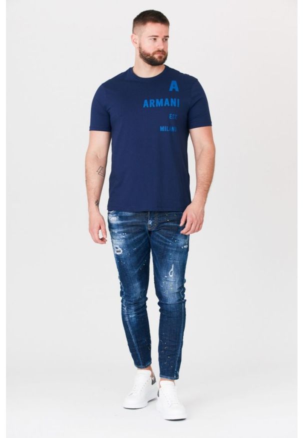 Armani Exchange - ARMANI EXCHANGE Granatowy t-shirt męski z niebieskim logo. Kolor: niebieski. Materiał: prążkowany. Wzór: nadruk