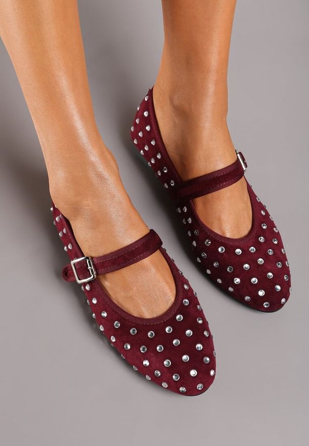 Renee - Bordowe Balerinki z Ekozamszu z Zapięciem na Klamerkę Ozdobione Cyrkoniami Daisanna. Kolor: czerwony. Wzór: aplikacja. Obcas: na obcasie. Styl: elegancki. Wysokość obcasa: niski
