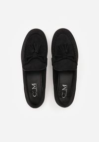 Born2be - Czarne Mokasyny z Imitacji Zamszu Zdobione Frędzlami i Kokardą Edania. Okazja: na co dzień, na spotkanie biznesowe, do pracy. Kolor: czarny. Materiał: zamsz. Wzór: aplikacja. Styl: casual, biznesowy, elegancki, klasyczny #8