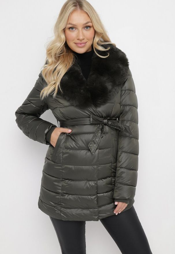 Born2be - Ciemnozielona Pikowana Kurtka z Paskiem i Futrzanym Kołnierzem Gunnitte. Typ kołnierza: bez kaptura. Kolor: zielony. Materiał: futro. Styl: elegancki