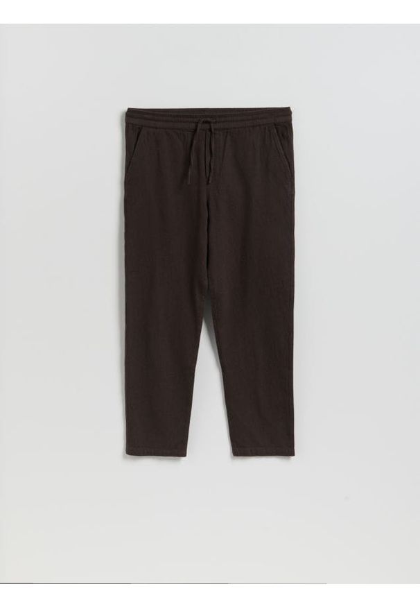 Reserved - Spodnie jogger z lnem - brązowy. Kolor: brązowy. Materiał: len