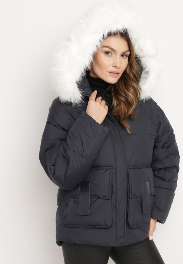 Born2be - Granatowa Kurtka Pikowana z Odpinanym Futerkiem Nomizia. Okazja: na co dzień, na spacer. Kolor: niebieski. Materiał: futro. Sezon: zima. Styl: elegancki, casual