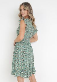 Born2be - Zielona Sukienka Mini z Wiskozy z Gumką w Talii i Falbankami Matthes. Typ kołnierza: kołnierz z falbankami. Kolor: zielony. Materiał: wiskoza. Długość rękawa: bez rękawów. Typ sukienki: kopertowe. Długość: mini