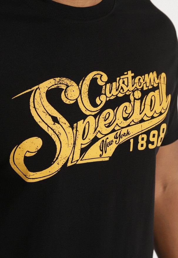 Born2be - Czarna Bawełniana Koszulka z Nadrukiem z Napisem Mepize. Okazja: na co dzień. Kolor: czarny. Materiał: bawełna. Wzór: napisy, nadruk. Styl: klasyczny, casual, elegancki