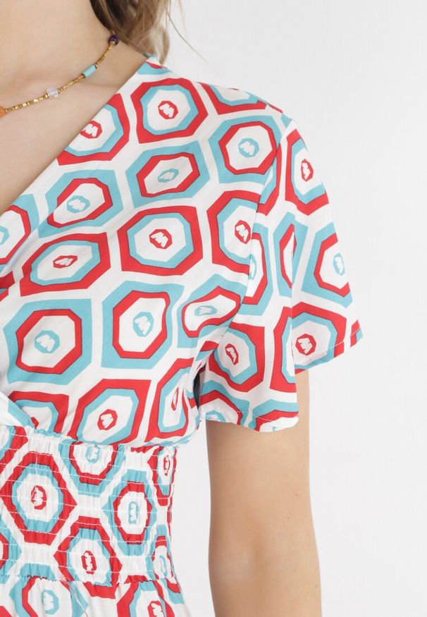 Born2be - Czerwono-Biała Sukienka Mini z Wiskozy z Gumką w Pasie i Kopertowym Dekoltem Karisa. Kolor: czerwony. Materiał: wiskoza. Długość rękawa: krótki rękaw. Sezon: wiosna, lato. Typ sukienki: kopertowe. Długość: mini