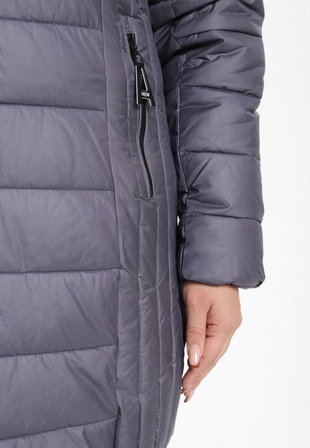 Born2be - Fioletowa Pikowana Kurtka o Taliowanym Kroju z Odpinanym Kapturem i Futrem Deozora. Okazja: na co dzień. Kolekcja: plus size. Kolor: fioletowy. Materiał: futro. Wzór: aplikacja. Styl: casual, elegancki