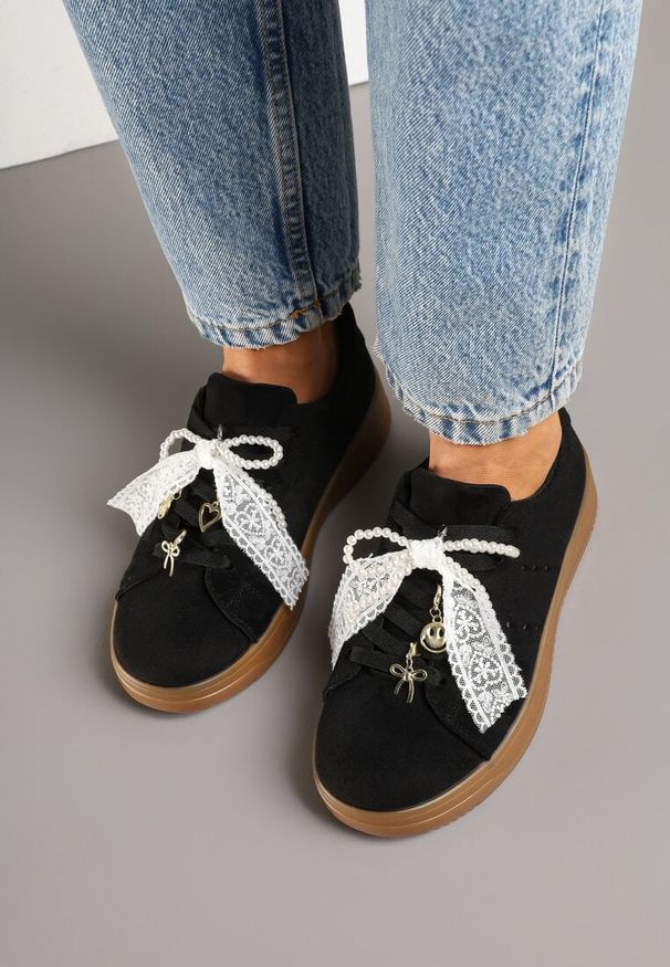 Born2be - Czarne Sneakersy na Grubej Podeszwie z Ozdobnymi Kokardkami Divelia. Okazja: na co dzień. Kolor: czarny. Materiał: jeans. Wzór: aplikacja. Sezon: lato