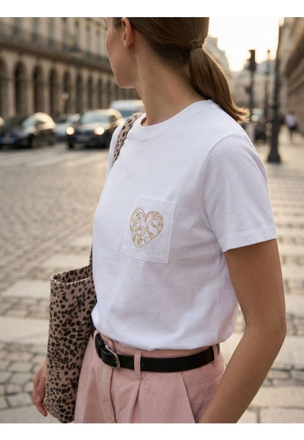 Sinsay - Bawełniana koszulka z haftem - biały. Kolor: biały. Materiał: bawełna. Wzór: haft