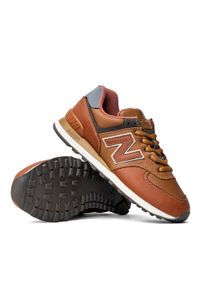 Sneakersy męskie brązowe New Balance ML574OMA. Kolor: brązowy. Materiał: materiał, guma. Szerokość cholewki: normalna. Model: New Balance 574