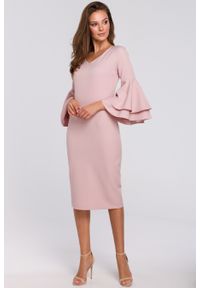 Makover - Sukienka na wesele elegancka midi z bufiastymi rękawami pudrowy róż. Okazja: na wesele, na ślub cywilny. Kolor: różowy. Typ sukienki: ołówkowe. Styl: elegancki. Długość: midi
