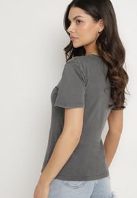 Born2be - Ciemnoszary T-shirt z Bawełny Ozdobiony Napisami i Kwiatami Savierele. Okazja: na co dzień. Kolor: szary. Materiał: bawełna. Wzór: aplikacja, kwiaty, napisy. Styl: klasyczny, casual #6