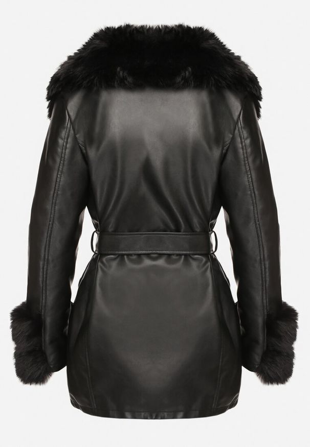 Born2be - Czarna Taliowana Kurtka z Imitacji Skóry Obszyta Futerkiem Tilista. Okazja: na co dzień. Kolekcja: plus size. Kolor: czarny. Materiał: futro, skóra. Długość rękawa: długi rękaw. Długość: długie. Styl: klasyczny, elegancki, casual