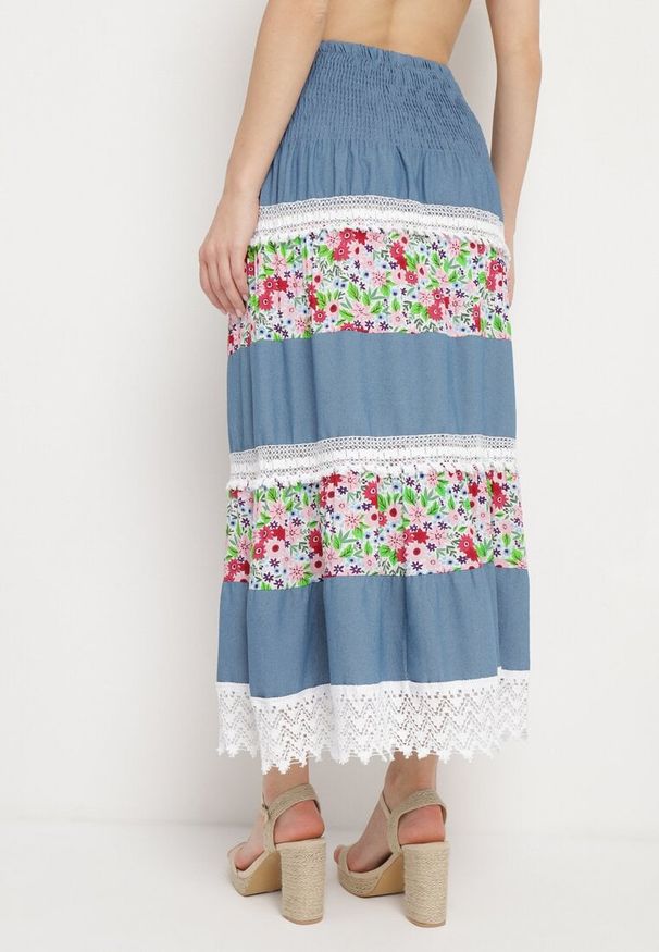 Born2be - Biało-Niebieska Rozkloszowana Spódnica Bawełniana z Gumką w Pasie Zdobiona Koronką Tesaopi. Okazja: na co dzień. Kolor: biały. Materiał: koronka, bawełna. Wzór: aplikacja, koronka. Styl: casual