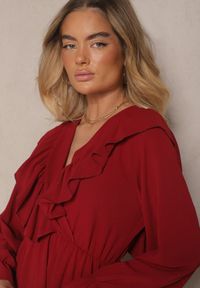 Renee - Bordowa Kopertowa Sukienka z Żabotem Ozdobiona Falbankami Melosia. Okazja: na co dzień. Typ kołnierza: z żabotem, kołnierz z falbankami. Kolor: czerwony. Wzór: aplikacja. Typ sukienki: kopertowe. Styl: elegancki, casual #3