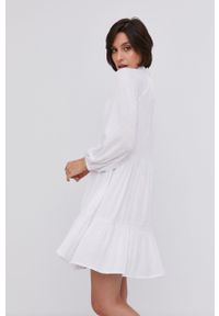 Answear Lab Sukienka kolor biały mini rozkloszowana. Kolor: biały. Długość rękawa: długi rękaw. Typ sukienki: rozkloszowane. Styl: wakacyjny. Długość: mini #1