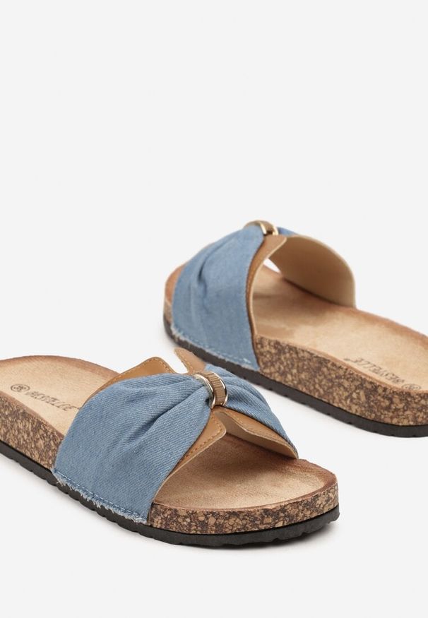 Born2be - Niebieskie Klapki z Metaliczną Ozdobą na Korkowej Podeszwie Telanoriel. Okazja: na spacer, na imprezę, na co dzień. Kolor: niebieski. Materiał: jeans. Wzór: aplikacja. Sezon: lato. Styl: casual