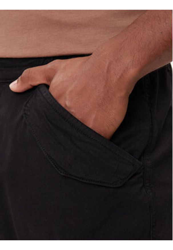 Alpha Industries Joggery Airman 188201 Czarny Tapered Fit. Kolor: czarny. Materiał: bawełna