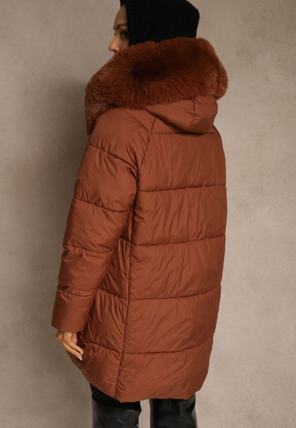 Renee - Brązowa Pudełkowa Kurtka Pikowana Ozdobiona Odpinanym Futerkiem i Suwakiem Hedizelle. Okazja: na co dzień, na spacer. Kolor: brązowy. Materiał: futro. Wzór: aplikacja. Sezon: zima. Styl: casual, elegancki