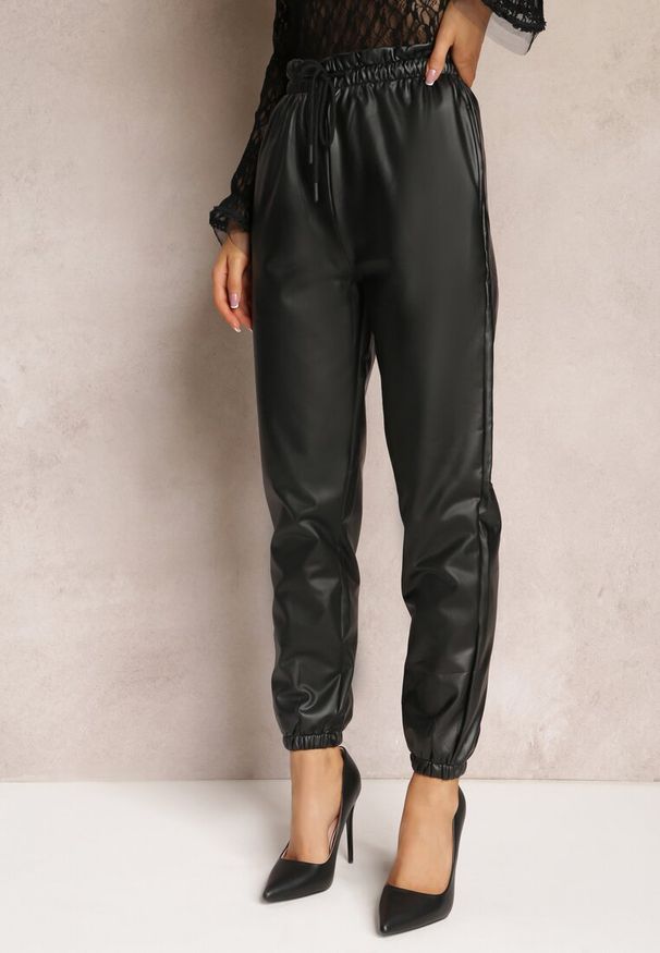 Renee - Czarne Spodnie Wykończone Polarem z Gumką w Pasie i na Nogawkach Franira. Okazja: na co dzień. Kolor: czarny. Materiał: polar. Sezon: zima. Styl: casual