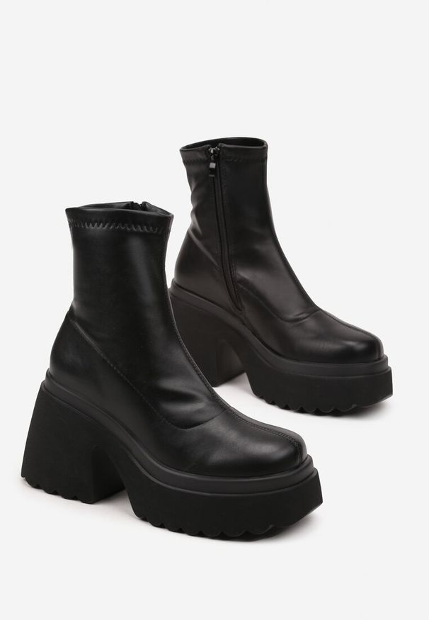 Renee - Czarne Botki na Platformie i Słupku Wykończone Suwakiem i Dopasowaną Cholewką Saliefra. Okazja: na spotkanie biznesowe, na co dzień. Kolor: czarny. Materiał: jeans. Szerokość cholewki: normalna. Wzór: aplikacja. Obcas: na platformie. Styl: casual, biznesowy