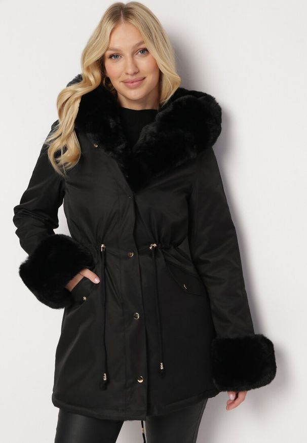 Born2be - Czarna Kurtka Parka z Futerkiem i Kapturem Aresja. Okazja: na co dzień. Kolor: czarny. Materiał: futro. Sezon: zima. Styl: casual