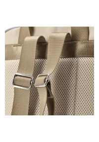 Plecak damski Rieker, z materiału syntetycznego z gładkimi i fakturowanymi panelami funkcjonalna konstrukcja zewnętrzne kieszeń na laptopa wygodne sz. Kolor: beżowy. Materiał: syntetyk, materiał. Wzór: gładki. Styl: casual #10