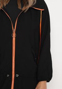 Born2be - Czarna Kurtka Jednorzędowa z Bawełną Kapturem i Wstążką Zakończona Ściągaczem Martinis. Okazja: na co dzień. Kolor: czarny. Materiał: bawełna. Wzór: aplikacja. Styl: casual, elegancki, klasyczny #5