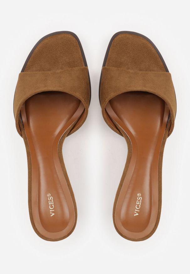 Renee - Ciemnobeżowe Eleganckie Klapki VICES na Niskiej Szpilce z Imitacji Zamszu Hartar. Kolor: beżowy. Materiał: zamsz. Obcas: na obcasie. Styl: elegancki. Wysokość obcasa: średni